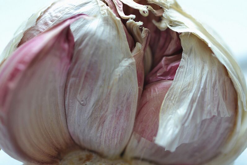 Cleansing the body of toxins and parasites using garlic