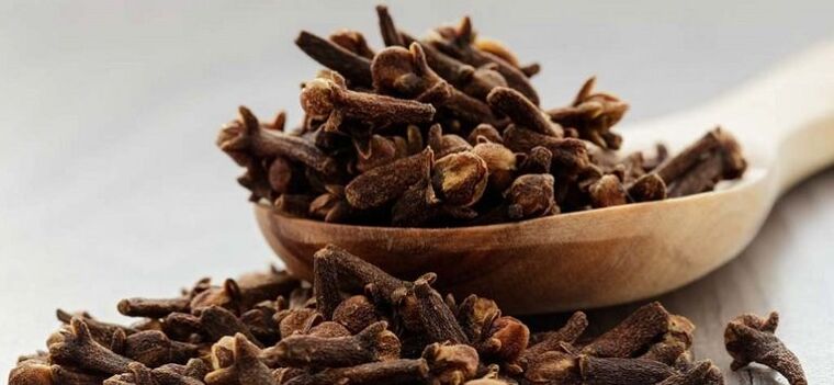 Clove essential oil helps remove worms